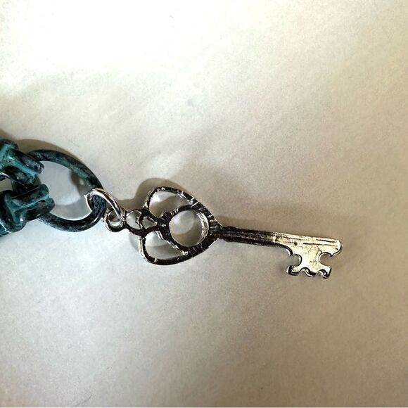 Blue metal key charm bracelet - Picture 9 of 9